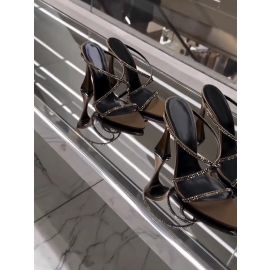 كعب نسائي مطرز