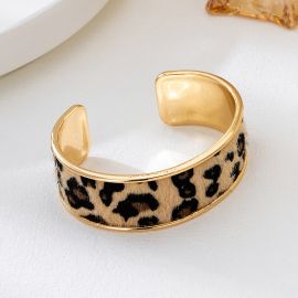 سوار مفتوح بطبعة جلد النمر للسيدات