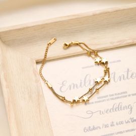 سوار نسائي مصنوع من الفولاذ المقاوم للصدأ يتميز بسلسلة خرزية وأخرى مزينة بشكل نجوم لامعة