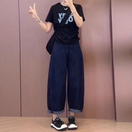 بنطلون جينز نسائي عصري بقصة واسعة وفضفاضة، بتفاصيل مطبوعة على الحافة