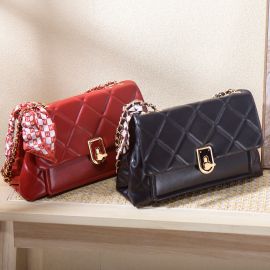 حقيبة ببتصميم كلاسيكي بنقشة مربعات بزر معدني للإغلاق عملية وأنيق