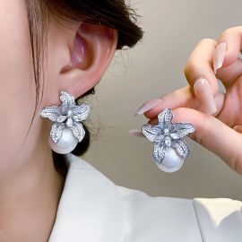 أقراط على شكل زهرة من اللؤلؤ