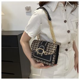 شنطة كتف نسائي مربعة الحجم منقوشة