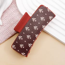 مشبك شعر منقوش بتصميم كلاسيكي وألوان عصرية للنساء