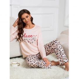 بيجامات رقيقة وذات رقبة مستديرة وطبعة جلد النمر بأكمام طويلة وبنطال طويل للنساء