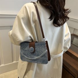 حقيبة يد نسائية مزينة بسلسلة