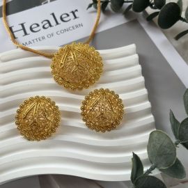 طقم إكسسوارات ذهبي فاخر بتصميم دائري بارز يضفي لمسة فخامة وأناقة راقية