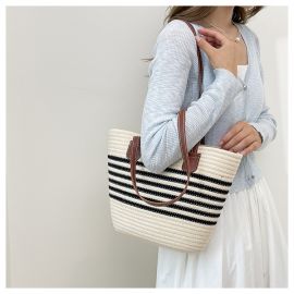 شنطة كتف نسائي مزينه بخطوط