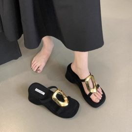 حذاء نسائي بكعب سميك