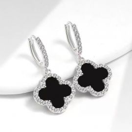 اقراط نسائية عصرية