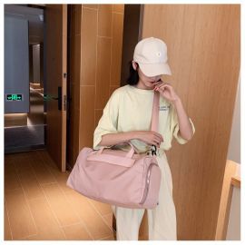 حقيبة سفر نسائية كبيرة مناسبة للسفر والرحلات، مقاومة للماء مع جيوب جانبية مستقلة للأحذية، وتأتي مع حزام كتف قابل للتعديل