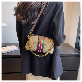 حقيبة نسائي تتزين بالوان