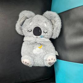 لعبة للأطفال ناعمة محشوة بشكل دب كوالا نائم يتميز بقطعة قماش على شكل سحابة وقمر مطرزة على صدره