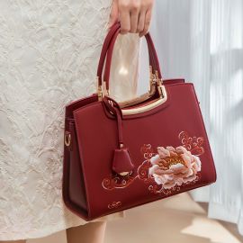 حقيبة كتف مزينة بالورد ناعمة تمنحك إطلالة أنثوية مفعمة بالرقة والجمال