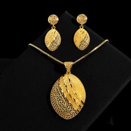 طقم نسائي ذهبي من قطعتين