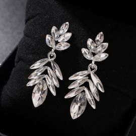 أقراط مرصعة بالألماس والكريستال لعرائس الزفاف