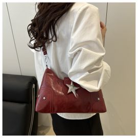 حقيبة نسائية مزينة بقفل مطوي على شكل نجمة