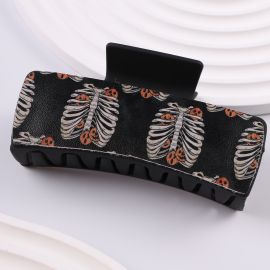 مشبك شعر بلمسة روك وحضور لافت بتصميم جذاب للنساء