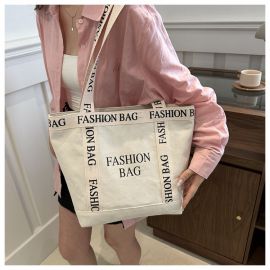 شنطة كتف نسائيه مزينه بحروف