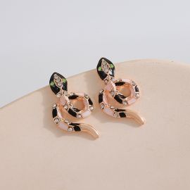 أقراط صغيرة ملونة على شكل ثعبان مرصعة بأحجار زركون