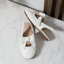 حذاء جلدي بحزام خلفي وفيونكة امامية للفتيات