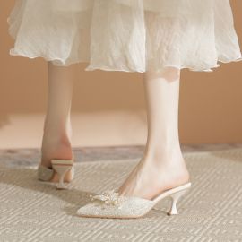 كعب نسائي ابيض مطرز 