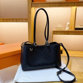 حقيبة كتف أنيقة وواسعة 