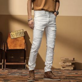 بنطال جينز أبيض اللون بجيوب أمامية وجانبية للرجال