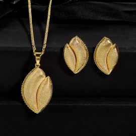 طقم إكسسوارات بلون ذهبي راقٍ يضيف لمسة فخامة لأي مناسبة