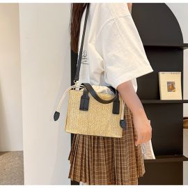 حقيبة نسائية ذات  بطانة داخلية من القماش الأبيض