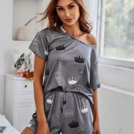 طقم مريح بأكمام قصيرة مطبوع عليه تاج بتصميم انيق للنساء