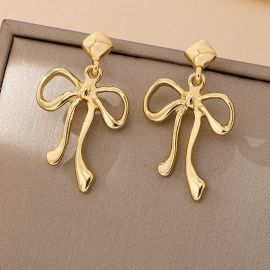 اقراط نسائيه ذهبيه على شكل فيونكا