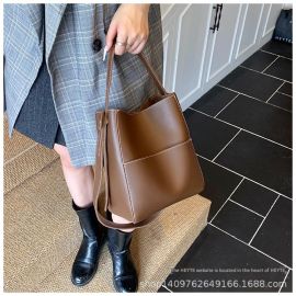 حقيبة نسائي مع حزام كتف مريح