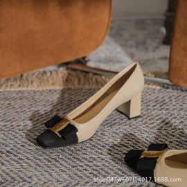 حذاء نسائي بكعب مربع متوسط الطول