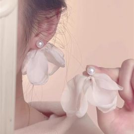 اقراط نسائيه من الؤلؤ بتصميم ناعم