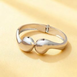 اساور نسائي ذات فتحة قابلة للتعديل