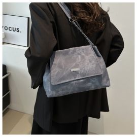 شنطة نسائيه جلديه مزين بسلسله حزام