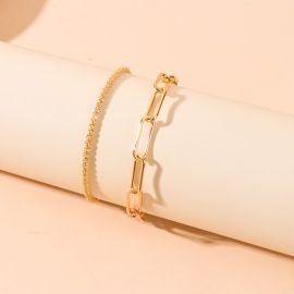 طقم أساور نسائيية بتصميم يجمع بين سلسلة سميكة على شكل حلقات مستطيلة وسلسلة رفيعة ذات نسيج محكم ولهما قفل قابل للتعديل