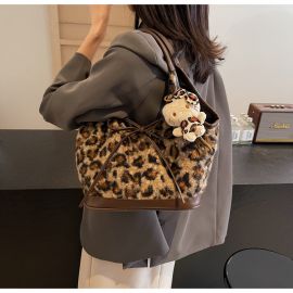 حقيبة نسائي بنمط الفهد مع قلاده