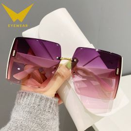 نظارة نسائية بعدسات مربعة ملونة