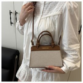 شنطة نسائي مربعه الحجم مع حزام كتف