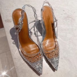 كعب نسائي شفاف مطرز