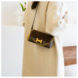  حقيبة كتف صغيرة مربعة الشكل و بسيطة للسيدات 