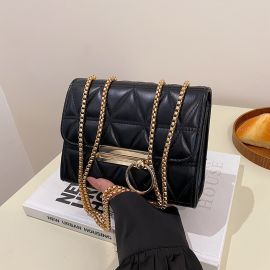 حقيبة  نسائية بتصميم مبطن وسلسلة معدنية ذهبية