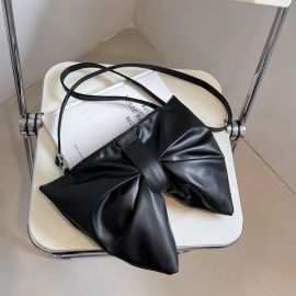 حقيبة يد نسائية على شكل فيونكا