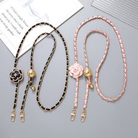 سلسلة من الجلد للهاتف مزينه بورده 