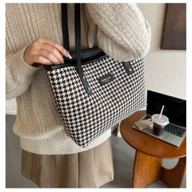 شنطه كتف للنساء بتصميم كاروهات