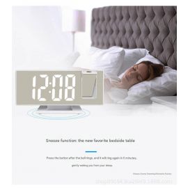 ساعة منبه ذكية LED مع USB حساسة للضوء