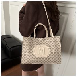 شنطة كتف نسائية منقوشه بحرف