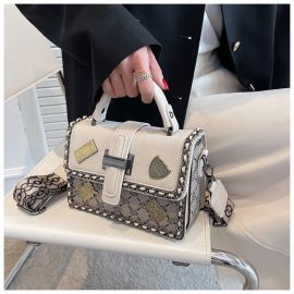 شنطة نسائي مزينه باطراف من سلسلة